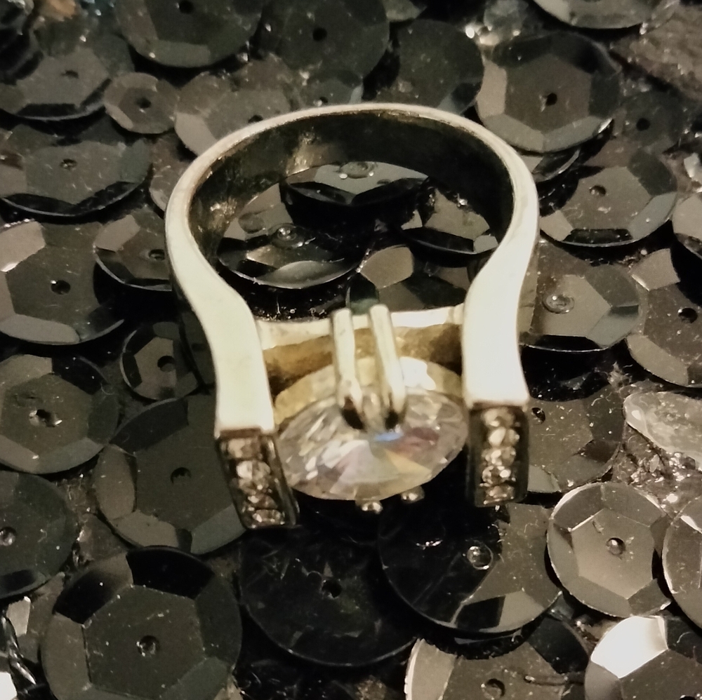 Gadzooks c2005 Ring Silver Color w/Faux Diamonds Size 7.5